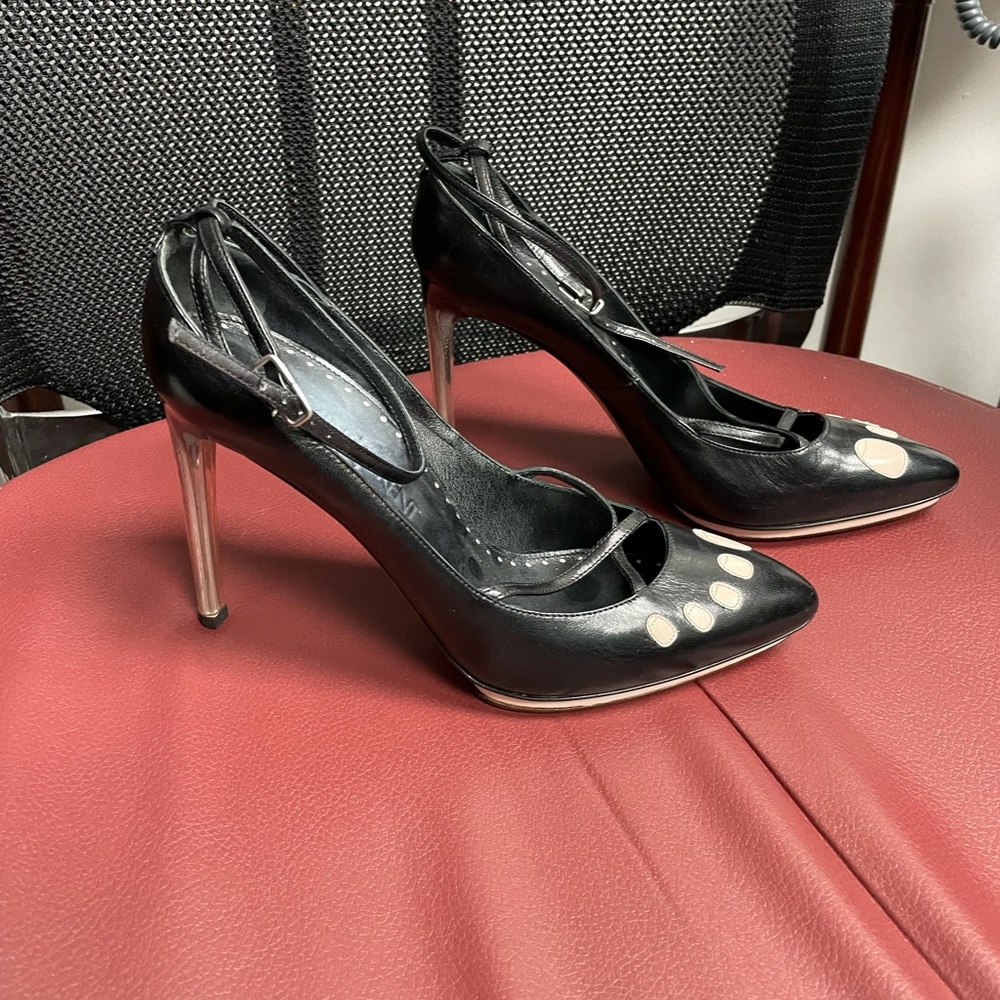 Beautiful never worn Yves Saint Laurent heels